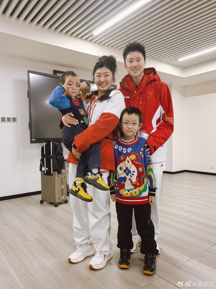 开云体育-徐梦桃抱着的男孩是谁？妈妈是中国冬奥悲情英雄，爸爸是千万富豪|自由式滑雪|李妮娜|王心迪|中国队|AC米兰_新浪体育_新浪新闻